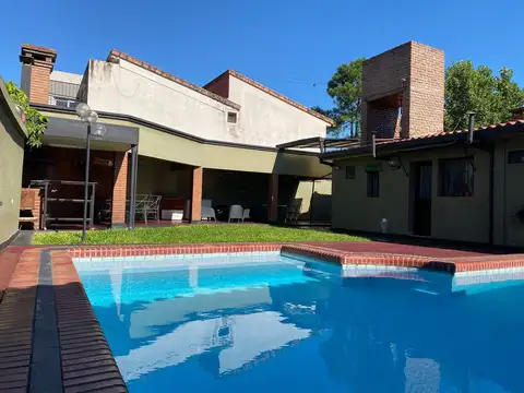 VENTA CASA 4 DORM 4 BAÑOS CON PILETA Y QUINCHO