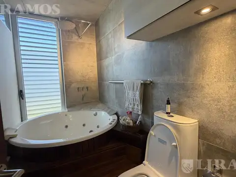 Casa en Alquiler con 2 cocheras