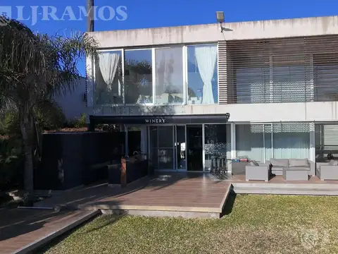 Casa en Alquiler con 2 cocheras