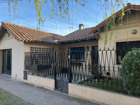 Rafael Calzada VENTA chalet 2 dorm excelente ubicación 