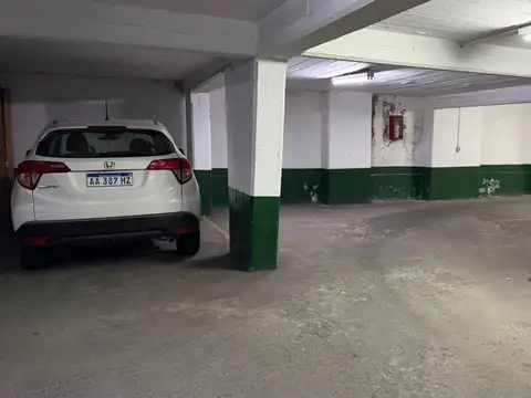 VENTA COCHERA FIJA EN EDIFICIO MARAL 48