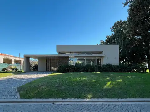 Casa de 3 dormitorios con pileta y gran jardín en Azahares del Paraná
