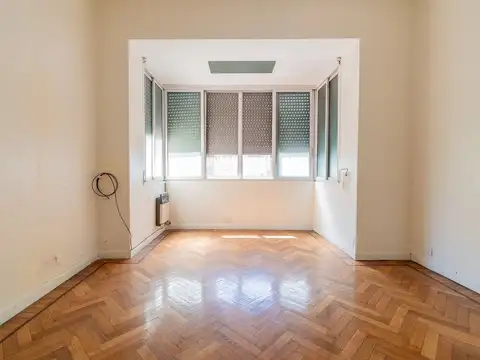 Venta depto 5 amb con dependencia y patio