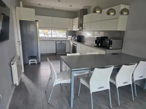 Casa 6 ambientes con 4 baños