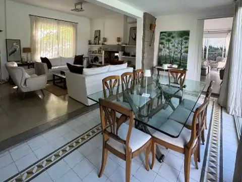 Casa en Venta con 3 cocheras