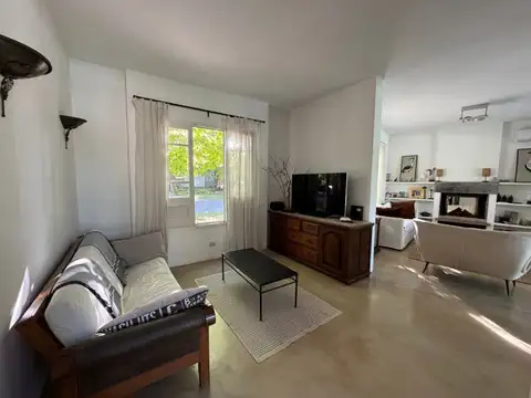 Casa 8 ambientes con 4 baños