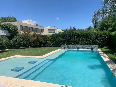 Casa 6 AMBIENTES con TERRAZA, QUINCHO, PARRILLA, PISCINA, JARDÍN, TERRAZA, COCHERAS Y BODEGA en Barr