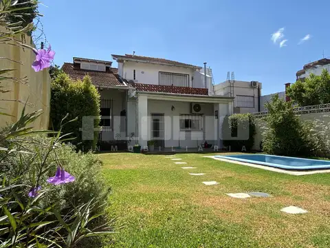 Casa 4 ambientes con jardín y pileta en centro de Munro