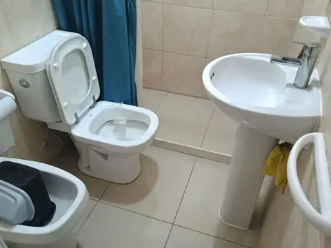 Casa 2 ambientes con gran piscina y quincho.-