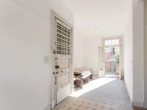 Antiguo todo externo, luminoso, balcón corrido, por escalera