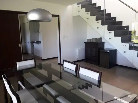 Casa en Alquiler con 2 cocheras