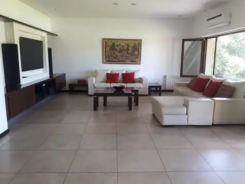 Casa 8 ambientes con 4 baños