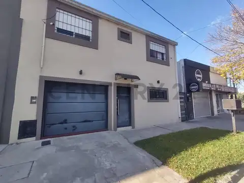 Calle 11 e/ 153 y 154 - Casa en Venta de 4 dormitorios y parque - Berisso