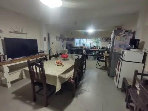 Casa 6 ambientes con 2 baños