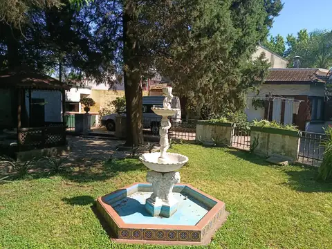 Casa en Venta con 3 cocheras