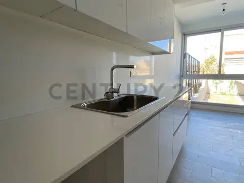 Espectacular piso de 4 amb c/balcón terraza y 2 esp. guardac