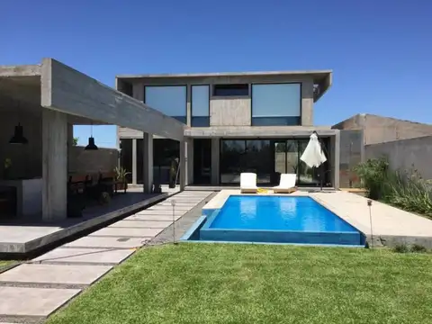 Casa-Quinta en dos plantas con Pileta y Quincho - 3 amb - Gran parque 