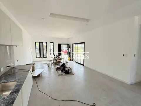 Casa en Venta en Pilar del Este - San Ramon, USD 195.000