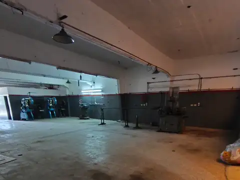 Galpón 300mts2 con Vivienda 4 ambientes en PA y Espacio Aéreo en Lugano.