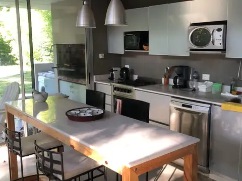 Casa 5 ambientes con 3 baños