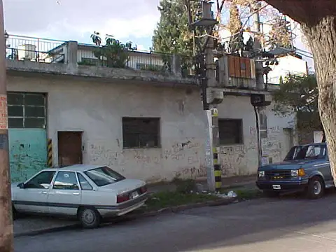 EN VENTA GALPON + DEPARTAMENTO EN PLANTA ALTA DE 3 AMBIENTES; CON BALCON, TERRAZA - FICHA 2655