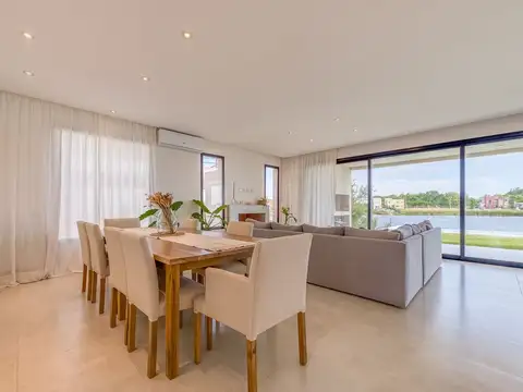 Casa en Venta con 3 cocheras