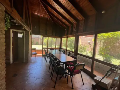 VENTA CHALET DE CATEGORIA 5 AMB. QUINCHO Y FONDO