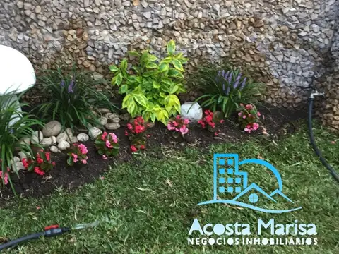 Casa 4 ambientes con 2 baños