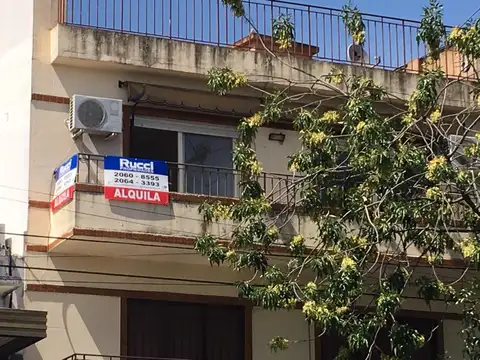 dpto 4 amb. al frente 2 piso  c/ balcon muy luminoso  sobre avenida