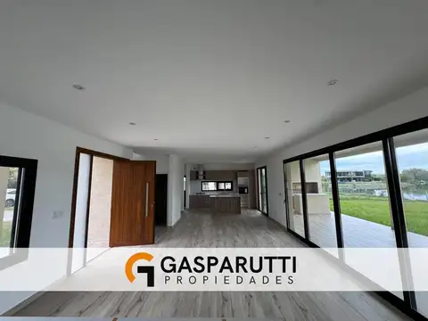 Casa en Venta con 4 cocheras