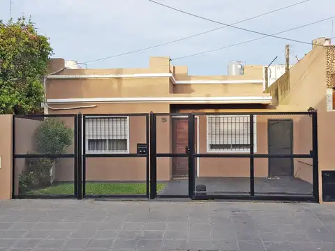 CASA 3 AMBIENTES CON GARAGE Y PILETA 