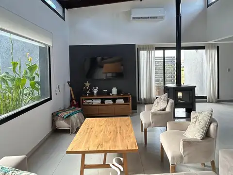Casa 5 ambientes con 3 baños