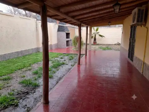 CASA EN ALQUILER LAS HERAS 3 DORM COCHERA PATIO