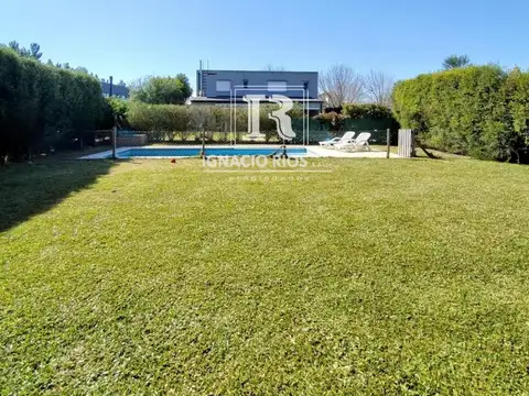 Casa en Alquiler con 2 cocheras