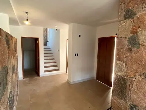 Casa en Venta con 3 cocheras
