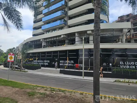 Local de 246 m2 en venta y/o alquiler en Brickell Boulevard.