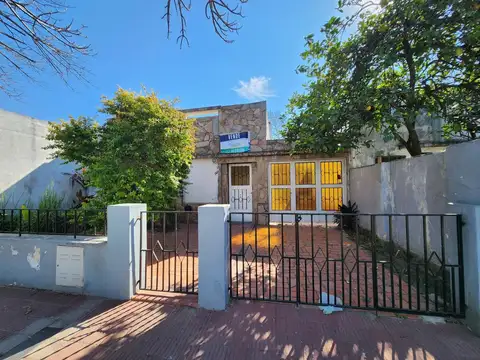 AMPLIA CASA A LA VENTA DE DOS DORMITORIOS EN ZONA NORTE