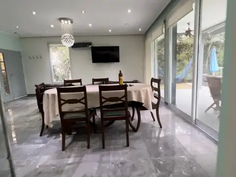 Casa 6 ambientes con 4 baños