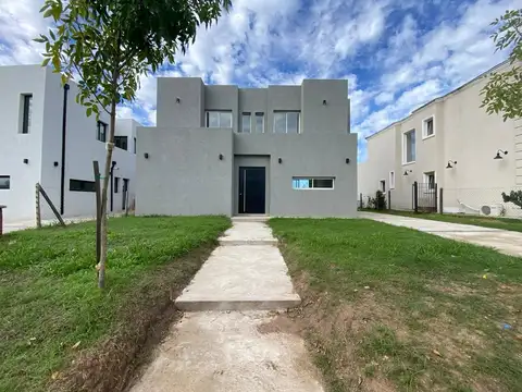 Casa en Pilar del Este Bº Santa Lucia