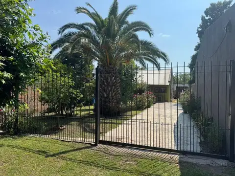 CASA EN VENTA DE 3 AMB  CON POSIB. DE 4 CON PARQUE