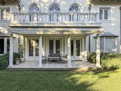 Casa en venta en San Jorge Village. 5 dormitorios. Quincho.