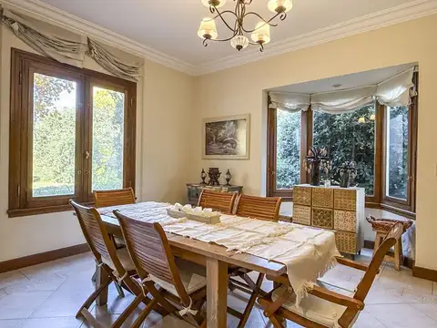 Casa en venta en San Jorge Village. 5 dormitorios. Quincho.