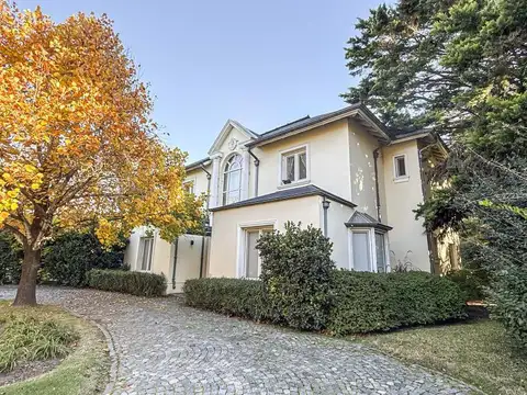 Casa en venta en San Jorge Village. 5 dormitorios. Quincho.