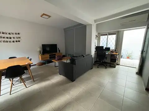 Casa 3 ambientes con local excelente estado