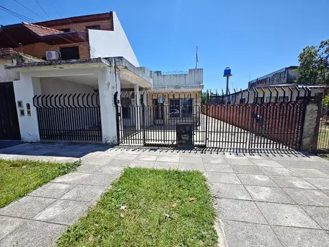 Casa en venta en Isidro Casanova
