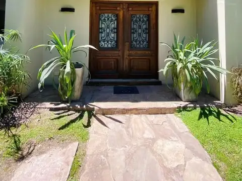Casa en Venta con 3 cocheras