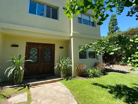 Casa 8 ambientes con 5 baños