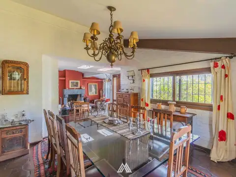 Casa 8 ambientes con 4 baños