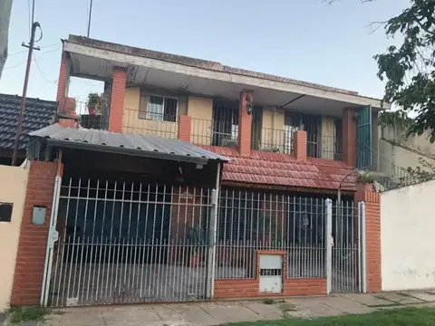 CASA 3 AMBIENTES+ DEPTO VENTA. PERMUTA