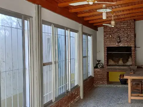 Casa 5 ambientes con 1 baño